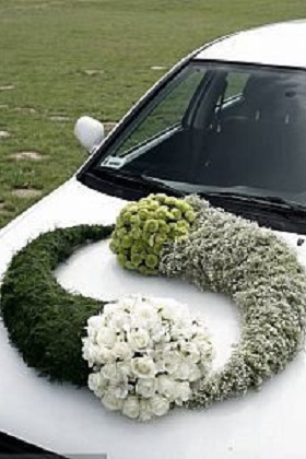composition florale zen épurée pour voiture des mariés
